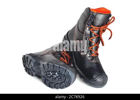 Schwarze hohe Stiefel mit orangefarbenen Schnürsenkeln auf weißem Hintergrund, Offroad-Schuhe, isolieren, Nahaufnahme Stockfoto