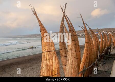 Huanchaco Beach und der traditionellen Reed Boote (Caballitos de Totora) - Trujillo, Peru Stockfoto