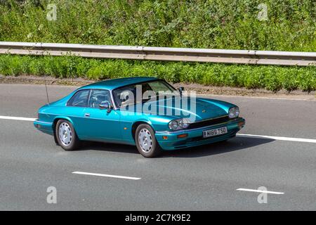 1995 90er Jahre Türkis Jaguar XJ-S 4,0 Auto; Fahrzeuge für den Fahrzeugverkehr, Autos, die auf britischen Straßen fahren, Motoren der 90er Jahre, Fahrzeuge auf dem Autobahnnetz der M6. Stockfoto