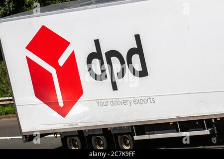 DPD Vans Versand von Fracht, Spedition LKW auf der M6 in Manchester, Großbritannien Stockfoto