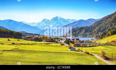 Herrliche Herbstansicht des Dorfes St.Valentin und des Haider Sees (Lago della Muta) mit Ortlerspitze im Hintergrund. Lage: Lago della Muta oder Haide Stockfoto