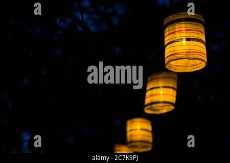 Laterne im Hof, Nacht und warmes Licht, hängende Laternen, natürliches Licht, Abendzeit. Stockfoto