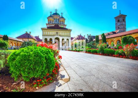 Die Krönungskirche in der Festung Alba Iulia. Dramatische Sommerszene von Siebenbürgen, Alba Iulia Stadt, Rumänien, Europa Stockfoto