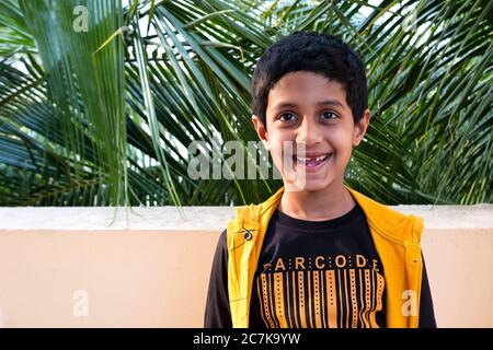 Kalaburagi, Karnataka/Indien-Mai 26 2020: Ein kleiner Junge genießt Ferien mit fröhlicher Bewegung in seinem Haus draußen Stockfoto