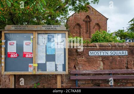 Parkgate, Wirral, UK: 17. Jun 2020: St. Thomas' Church, ist eine Kirche der Leichtigkeit in der Gemeinde Neston. Die Kirche befindet sich auf dem Mostyn-Platz neben dem Vill Stockfoto