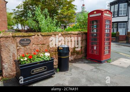 Parkgate, Wirral, UK: 17. Jun 2020: Der Mostyn Square hat Blumendepkays neben einer roten Telefondose. Stockfoto