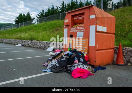 Prestatyn, Wales Großbritannien: 7. Jun 2020: Eine Wohltätigkeitskleider-Bank ist überfüllt. Überschüssige Spenden in Plastiktüten werden parallel gestapelt Stockfoto