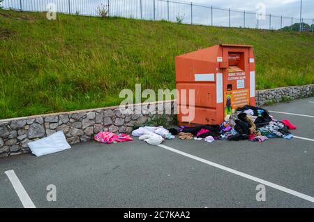 Prestatyn, Wales Großbritannien: 7. Jun 2020: Eine Wohltätigkeitskleider-Bank ist überfüllt. Überschüssige Spenden in Plastiktüten werden parallel gestapelt Stockfoto