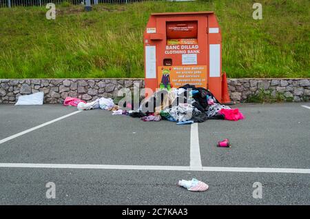 Prestatyn, Wales Großbritannien: 7. Jun 2020: Eine Wohltätigkeitskleider-Bank ist überfüllt. Überschüssige Spenden in Plastiktüten werden parallel gestapelt Stockfoto