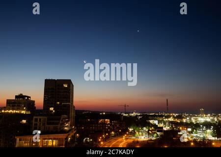 Venus zusammen mit einem Halbmond erscheinen ostwärts, wie die Sonne in Toronto, KANADA aufgeht. Juli 2020 Stockfoto