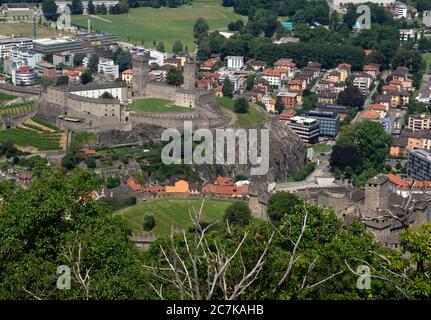 Luftaufnahme auf die mittelalterlichen Burgen und das historische Zentrum von Bellinzona, Tessin, Schweiz Stockfoto