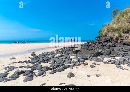Schwarze Granitfelsen, Andilana Beach, Nosy Be Island, Madagaskar, Afrika, Indischer Ozean Stockfoto