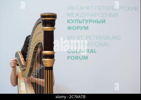Harfenist des Sinfonieorchesters die Nordsinfonie bereitet sich darauf vor, während des VIII. St. Petersburger internationalen Kulturforums in St. eine literarische und musikalische Fantasie zu präsentieren, die auf dem Theaterstück von Henrik Ibsen zur Musik von Edvard Grieg 'Peer Gynt' basiert Petersburg, Russland Stockfoto