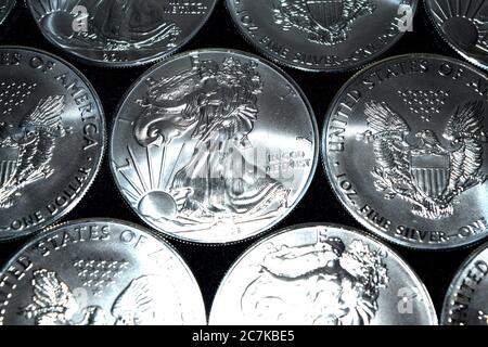 Nahaufnahme von Silbermünzen unter den Lichtern gegen ein Schwarz Hintergrund Stockfoto