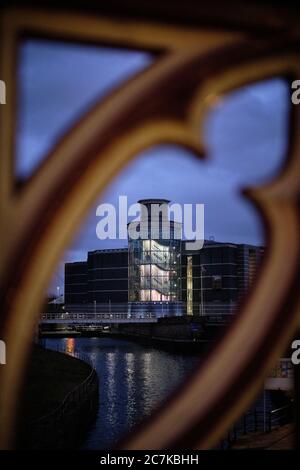 LEEDS, GROSSBRITANNIEN - Jan 11, 2020: Das Royal Armouries Museum ist im Januar in einer dunklen, wolkigen Dämmerung mit Blick auf eine Brücke zu sehen Stockfoto