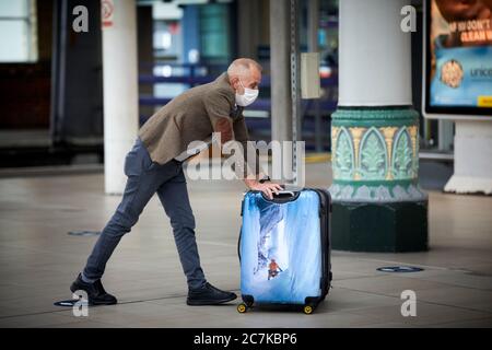 Manchester Piccadilly Bahnhof Passagier trägt seine Maske Stockfoto