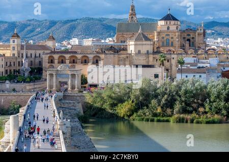 Blick auf Cordoba mit seiner historischen Moschee-Kathedrale und der Puente Romano (römische Brücke) über den Guadalquivir-Fluss Stockfoto