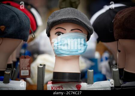 Manchester Market Street, Straßenhändler, der Masken verkauft, im Covid19 Stockfoto