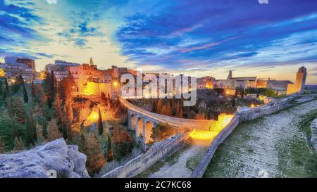 Gravina in Apulien antike Stadt, Brücke und Schlucht bei Sonnenaufgang. Panoramablick auf die Altstadt Gravina in Apulien, Apulien, Italien. Europa Stockfoto