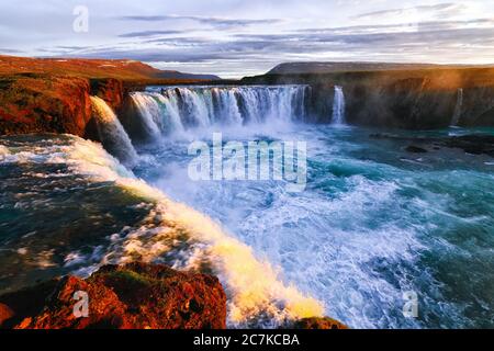 Fantastische Sonnenaufgang Szene von mächtigen Godafoss Wasserfall. Dramatischer Himmel über Godafoss. Lage: Bardardardalur Tal, Skjalfandafljot Fluss, Island, Euro Stockfoto