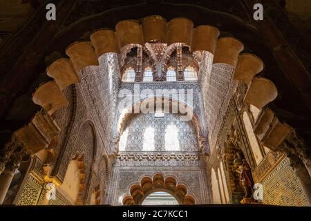 Ein Blick durch einen mehrblattigen Bogen auf die prunkvolle Capilla Real (Königliche Kapelle) der Kathedrale von Cordoba im Mudéjar-Stil. Stockfoto