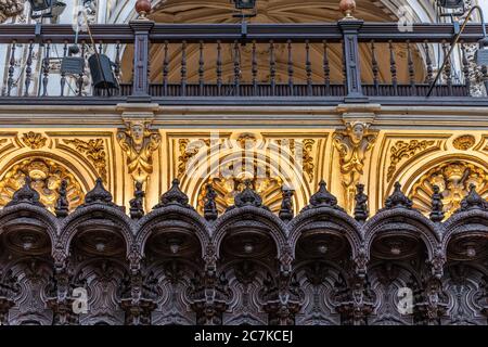 Ein Teil des reich verzierten Chors von Pedro Duque Cornejo steht in der Moschee-Kathedrale von Cordoba, sorgfältig in Mahagoni mit ikonografischen Szenen gefertigt Stockfoto