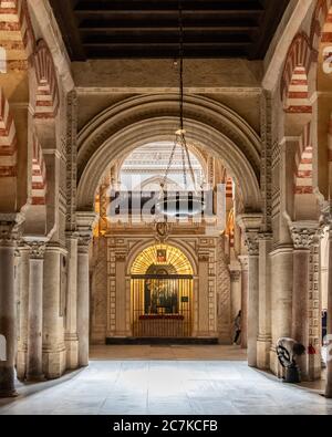 Ein Durchgang zwischen den zweistufigen Bögen der Kathedrale von Codoba führt zur Capilla de Santo Tomás Stockfoto