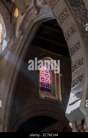 Ein farbenfrohes, modernes Buntglasfenster hinter einem dekorierten Bogen in der Moschee-Kathedrale von Cordoba Stockfoto