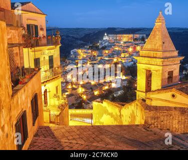 Sonnenuntergang in der alten Barockstadt Ragusa Ibla auf Sizilien. Ragusa Ibla Stadtbild bei Nacht im Val di Noto. Ragusa, Sizilien, Italien, Europa. Stockfoto