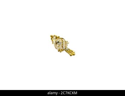 Goldene Ohrringe Design auf isoliertem weißem Hintergrund Stockfoto