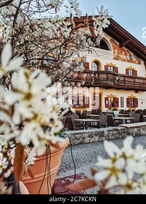 Das leere Wirtshaus Fischers Mohrenplatz im Frühjahr während der Coronapandemie im Bezirk Gamirsch Stockfoto