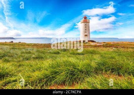 Atemberaubende Aussicht auf Skarsviti Leuchtturm in Vatnsnes Halbinsel an einem klaren Tag in Nordisland. Lage: Hvammstangi, Vatnsnes Halbinsel, Island, Europ Stockfoto