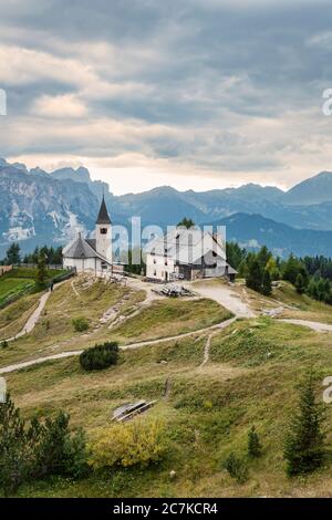 Heilig Kreuz Hospiz- und Wallfahrtskirche am Fuße des Heiligkreuzkofels, im Hintergrund Naturpark Puez-Geisler, Hochabtei / Alta Badia, Provinz Bozen, Südtirol, Italien, Europa Stockfoto