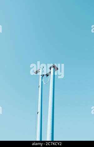 Nahaufnahme von zwei weißen Betonpfosten unter einem blauen Himmel Stockfoto