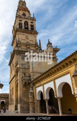 Der 54 m hohe Glockenturm der Moschee-Kathedrale von Cordoba von Hernan Ruiz III. Wurde an der Stelle des Minaretts der ursprünglichen Umayyad-Moschee errichtet. Stockfoto