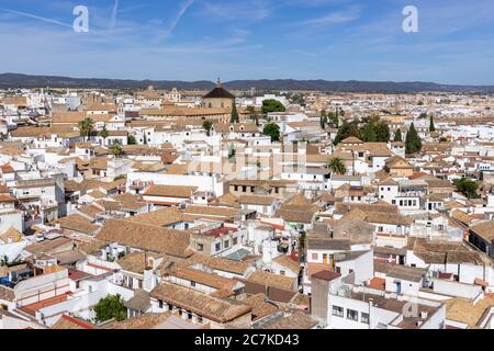 Blick über die weiß getünchten Gebäude und Terrakotta-Dächer von Cordoba in Richtung Iglesia de Compañía und Iglesia de Santa Victoria Stockfoto