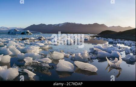 Wunderschöne Landschaft mit schwimmenden Eisbergen in der Jokulsarlon Gletscherlagune bei Sonnenuntergang. Lage: Jokulsarlon Gletscherlagune, Vatnajokull Nationalpark, Stockfoto