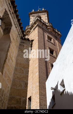 Der Renaissanceturm der Iglesia de San Andrés.der untere Teil des Turms stammt aus dem 16. Jahrhundert, der obere Teil aus einem Jahrhundert später Stockfoto