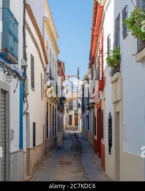 Farbenfrohe, weiß getünchte Häuser säumen die enge Calle Jurado Aguilar von Cordoba Stockfoto