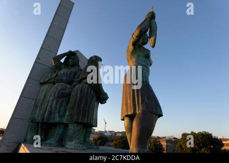 Frauen verkaufen Fischstatue in Povoa de Varzim, Portugal Stockfoto