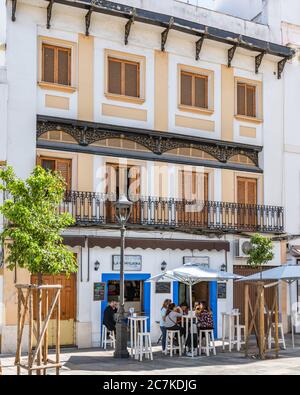 Freunde treffen sich in der Bar La Cortijera in der Calle Diario de Córdoba. Stockfoto