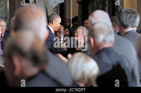 US-Präsident Barack Obama, links, spricht zu Tom Foleys Frau Heather, rechts, während einer Gedenkfeier zu Ehren des ehemaligen Präsidenten des US-Hauses Thomas S. Foley (Demokrat von Washington) im US-Kapitol in Washington, DC am 29. Oktober 2013. Foley repräsentierte Washingtons 5. Kongressbezirk war von 1989 bis 1995 der 57. Sprecher des US-Repräsentantenhauses. Später war er von 1997 bis 2001 US-Botschafter in Japan. US-Repräsentant John Lewis (Demokrat von Georgien) wird zwischen dem Präsidenten und Frau Foley gesehen.Quelle: Aude Guerrucci/Pool via CNP Stockfoto