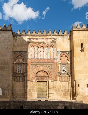 Die Puerta del Espíritu Santo (Tür des Heiligen Geistes) der Kathedrale von Cordoba im Kalifal-Stil stammt aus der zweiten Erweiterung der Moschee durch Al Kakam II Stockfoto