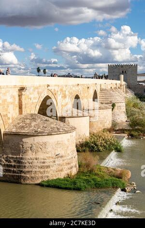 Die 331 Meter lange Puente Romano von Cordoba stammt aus der Römerzeit und wurde sowohl im maurischen als auch im Mittelalter umfassend renoviert Stockfoto