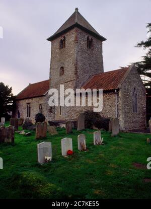 Blick nordwestlich von Newton-by-Castle Acre Kirche, Norfolk, England, Großbritannien, zeigt den zentralen sächsischen quadratischen Turm mit pyramidenförmigen Schindeldach. Spätsächsisch (C 11) Stockfoto