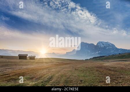 Sonnenaufgang vor Langkofel und Plattkofel auf der Seiser Alm, Dolomiten, Kastelruth, Südtirol, Italien und auf den Seiser Alm Wiesen, Stockfoto