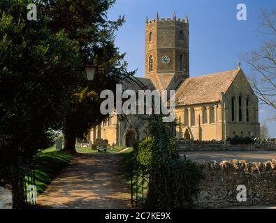 Blick nordwestlich der Kirche der Himmelfahrt von St. Mary, Uffington, Oxfordshire, England, Großbritannien, zeigt den Chor, S Querschiff & achteckigen zentralen Turm. Stockfoto