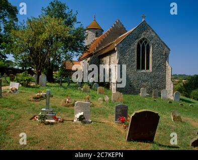 Sehen Sie WNW von Bawburgh Pre-Conquest Church, Norfolk, England, Großbritannien, gewidmet SS Mary & Walstan, schutzpatron der Landarbeiter: Ort des ehemaligen Schreines. Stockfoto