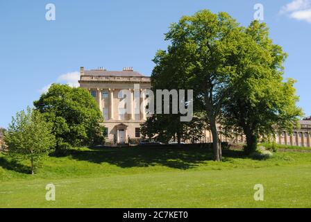 BATH, ENGLAND., VEREINIGTES KÖNIGREICH - 21. Jul 2019: The Royal Crescent, Bath, Somerset, England. Juli 21, 2019. Entworfen von John Wood the Younger und bui Stockfoto