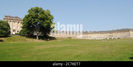 BATH, ENGLAND., VEREINIGTES KÖNIGREICH - 21. Jul 2019: The Royal Crescent, Bath, Somerset, England. Juli 21, 2019. Entworfen von John Wood the Younger und bui Stockfoto